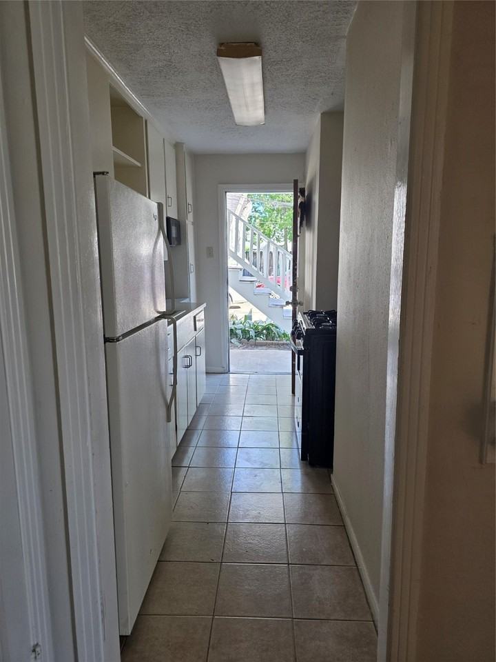 3817 S Shepherd Dr #3817-2 - Photo 3 of 7