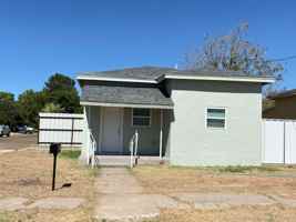 featured image of 301 E 7th St