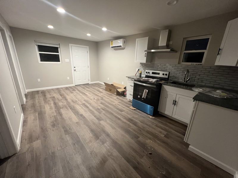 301 E 7th St - Photo 4 of 11