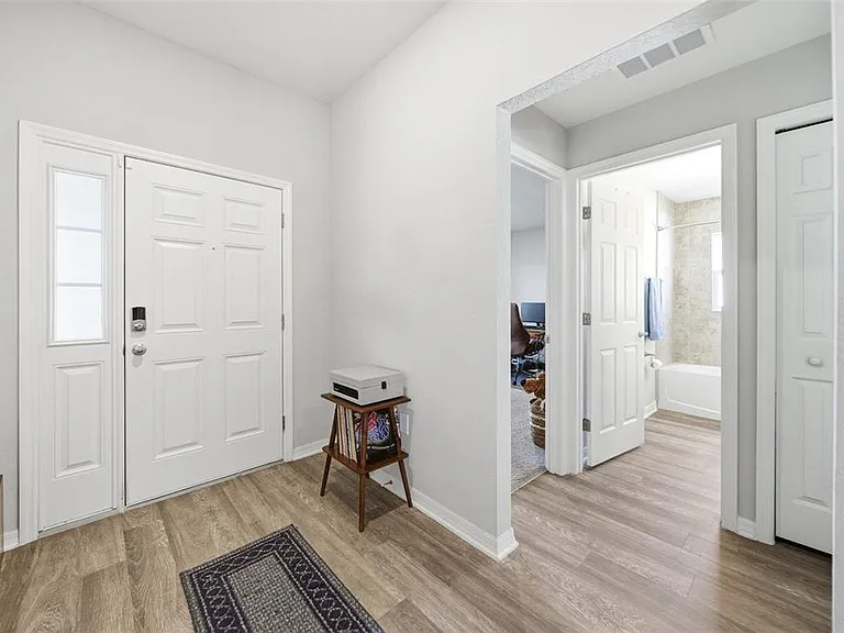 883 Galloway St - Photo 3 of 24