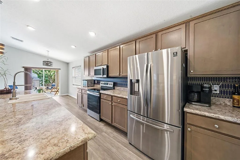 883 Galloway St - Photo 4 of 24