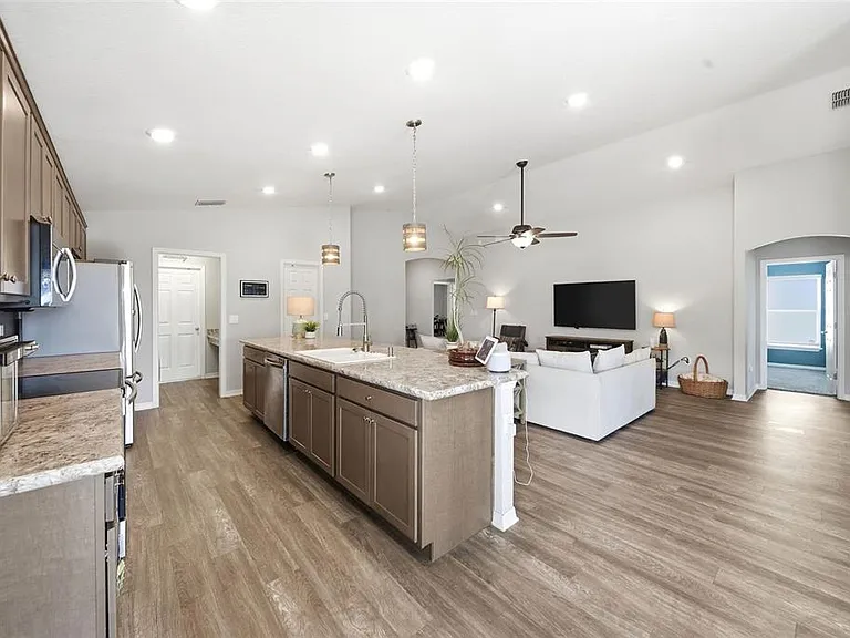 883 Galloway St - Photo 5 of 24