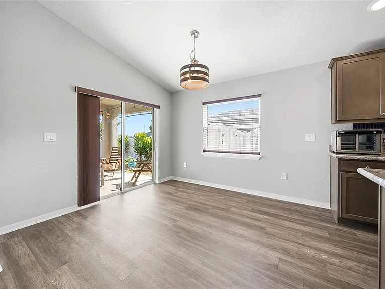 883 Galloway St - Photo 7 of 24