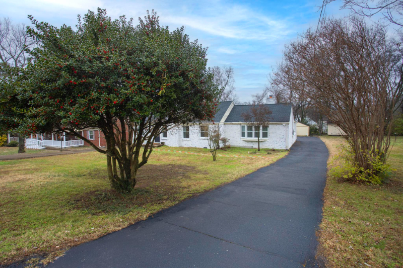 2314 Deerwood Dr - Photo 3 of 21