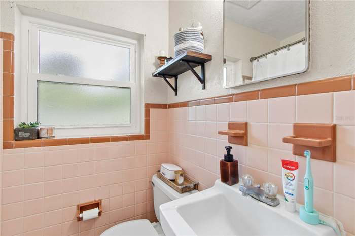 711 Wilkinson St - Photo 7 of 17