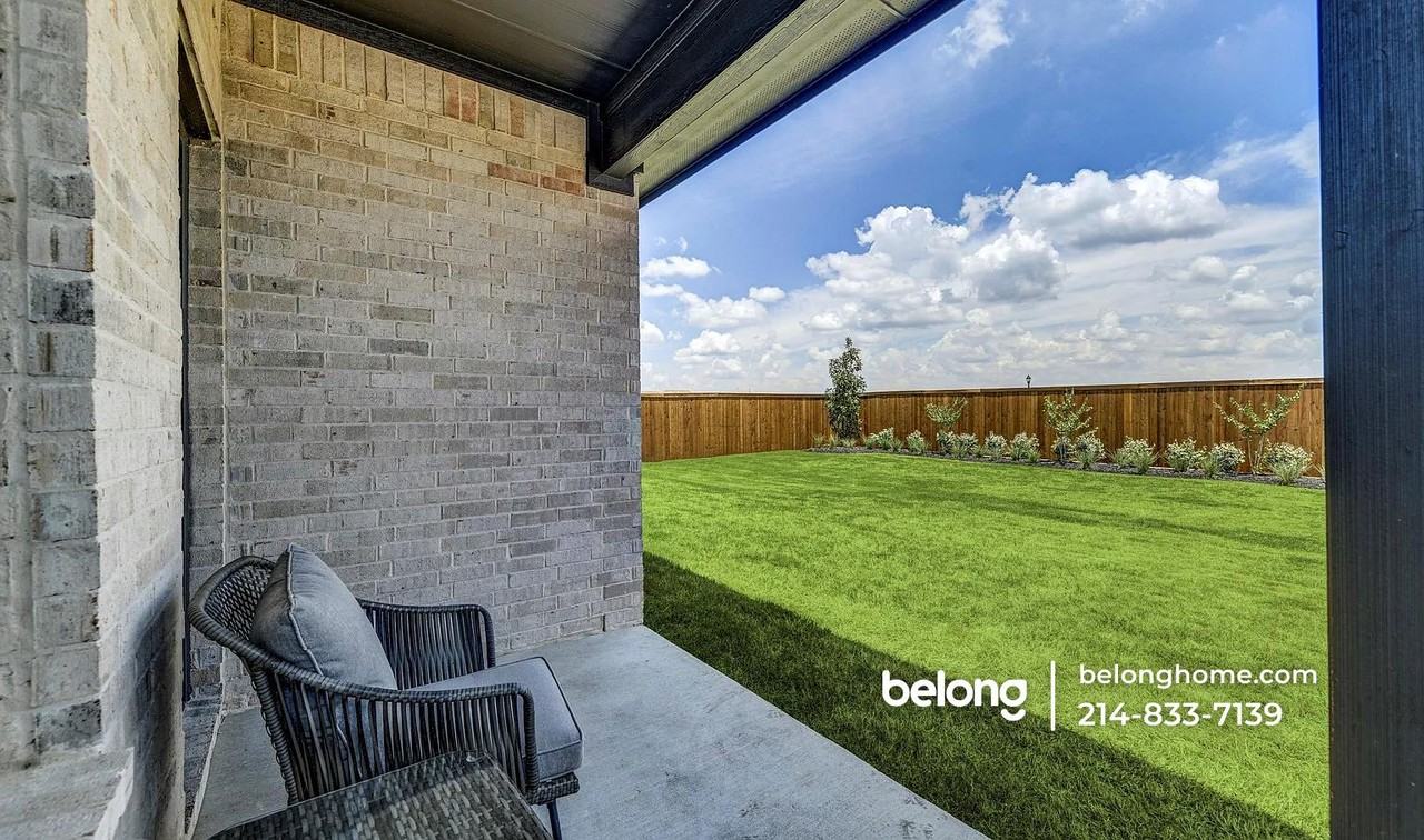 422 Hazeltine Rd - Photo 2 of 23