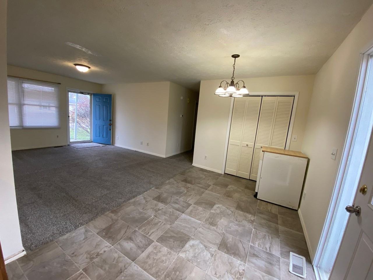 5919 S Catherine St - Photo 4 of 15