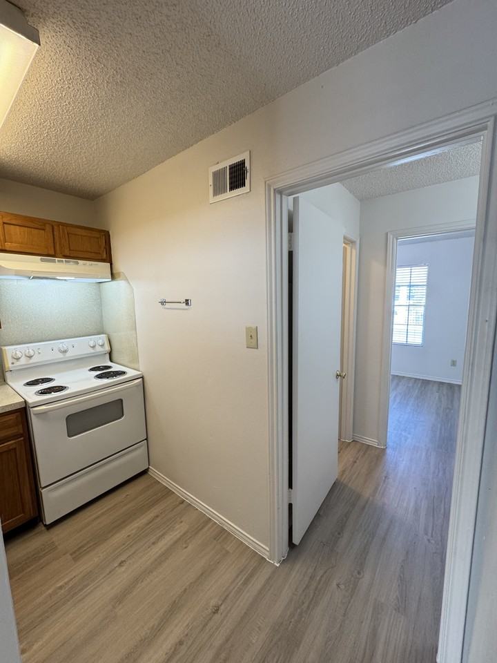 511 Woodward St #211 - Photo 5 of 12