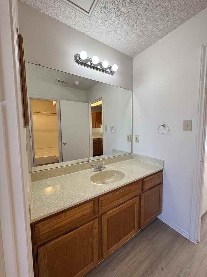 511 Woodward St #211 - Photo 7 of 12