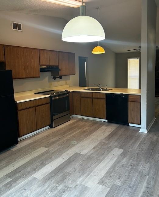 225 Somerset Dr - Photo 2 of 2