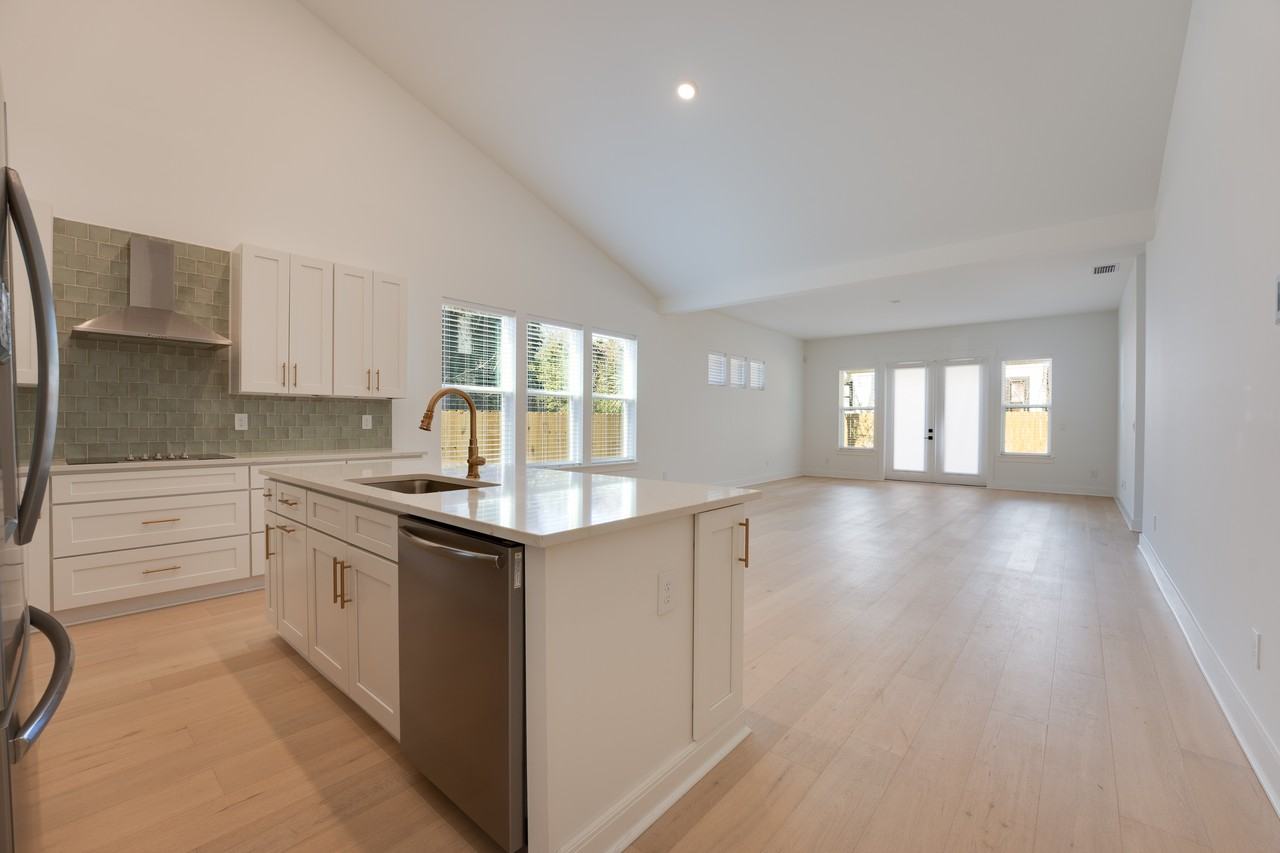 451 E 7th St #1 - Photo 4 of 13