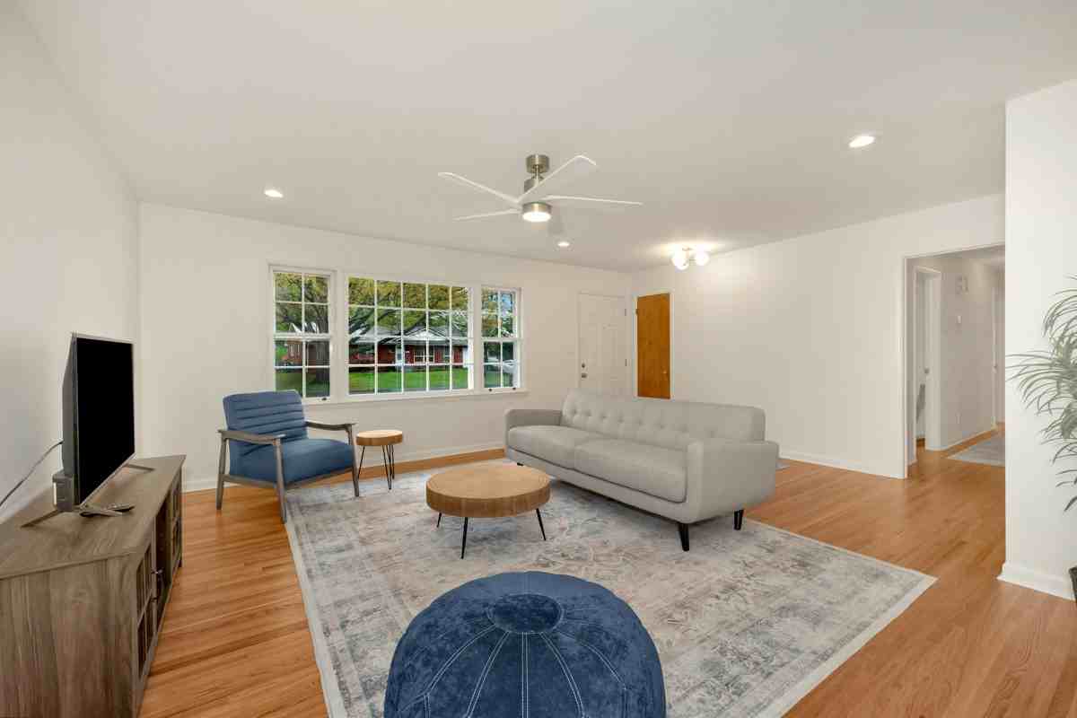 1610 Chapman Ave Ne #1 - Photo 2 of 6