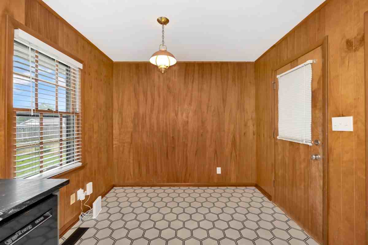 1610 Chapman Ave Ne #1 - Photo 3 of 6