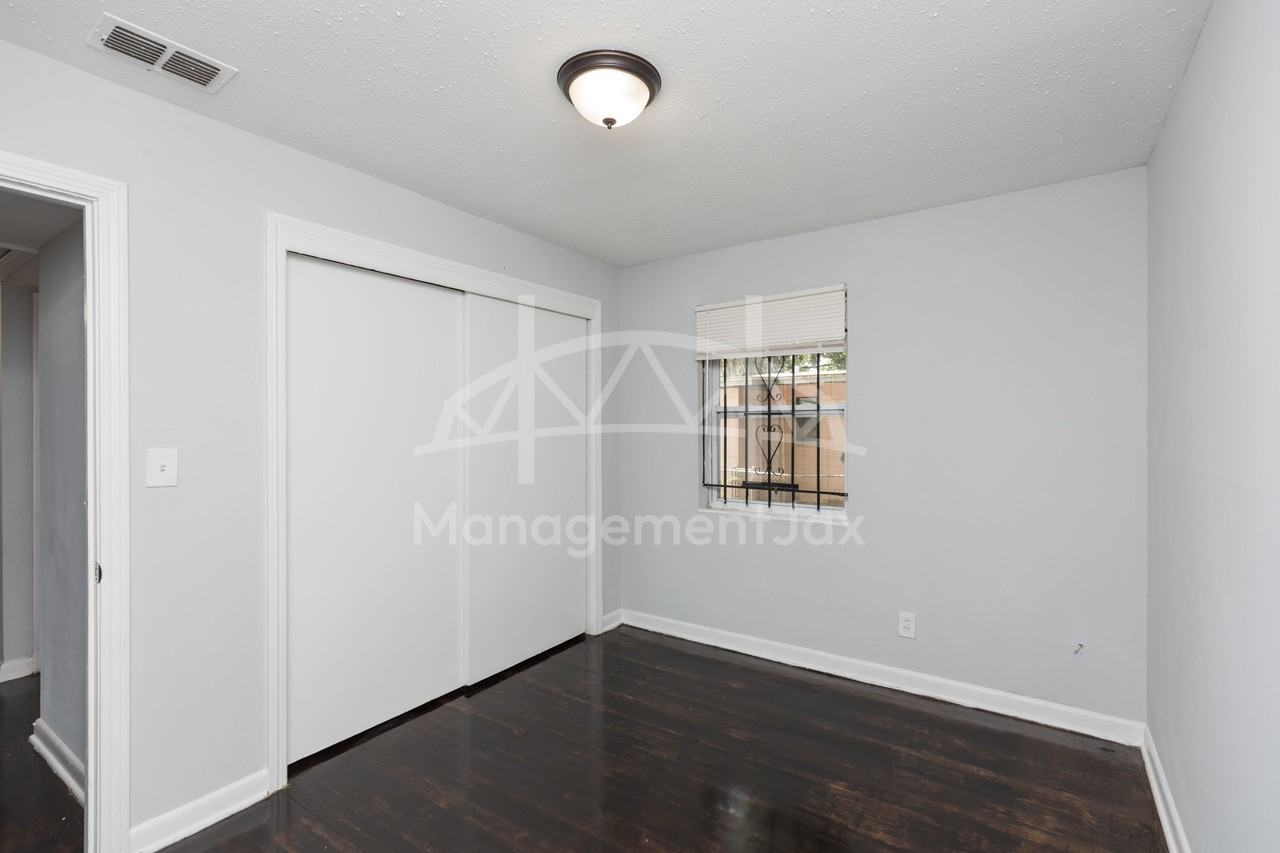 1839 W 30th St #1 - Photo 6 of 15