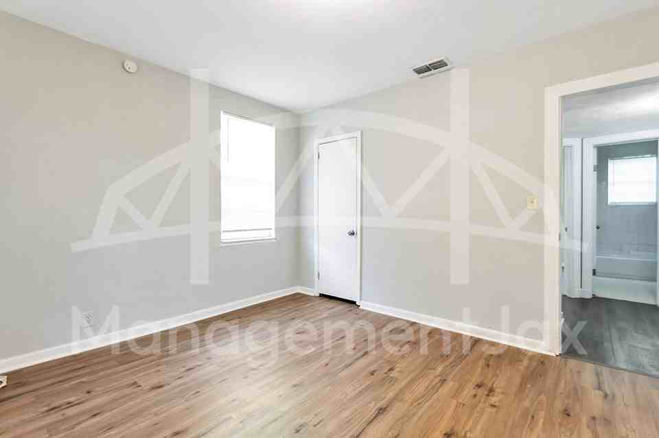 2311 W 16th St #1 - Photo 4 of 13