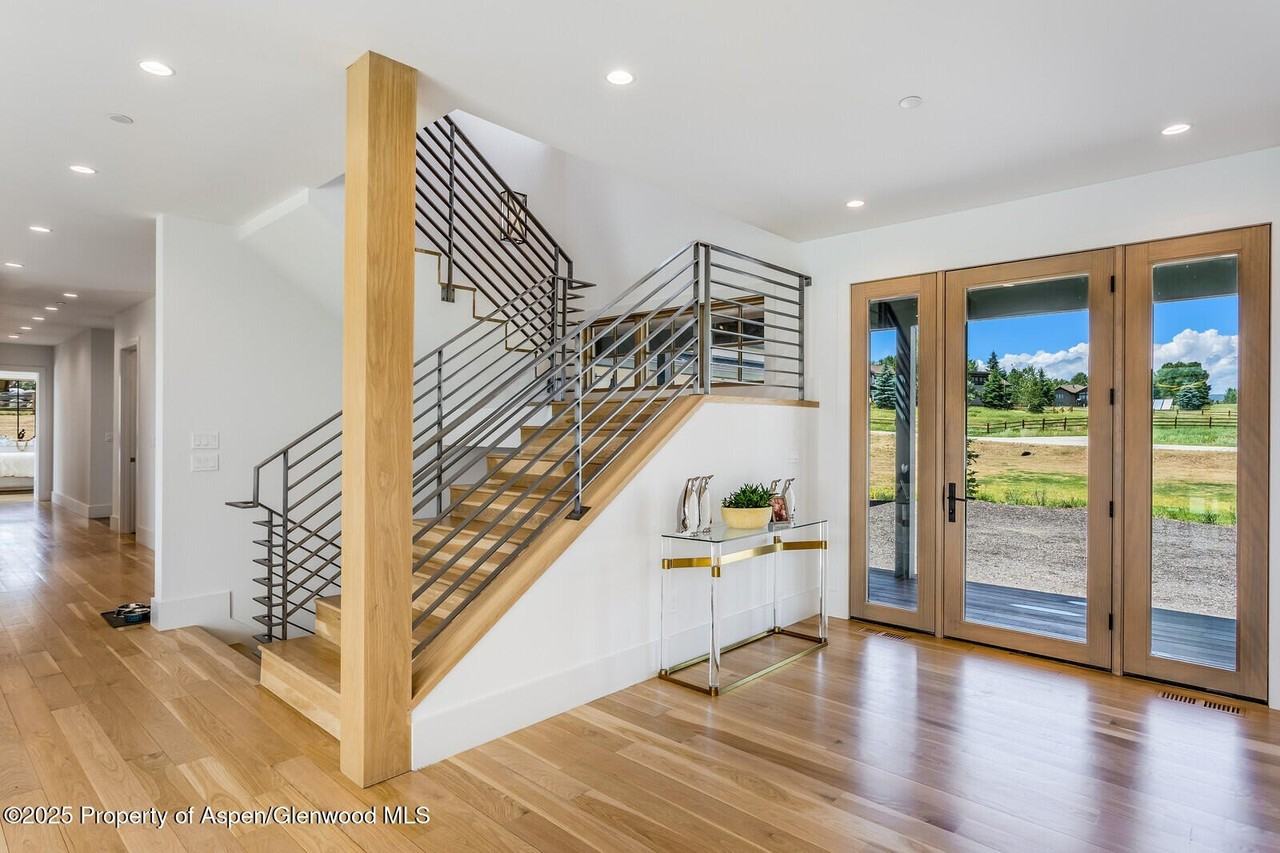 577 Fox Run Dr - Photo 4 of 38