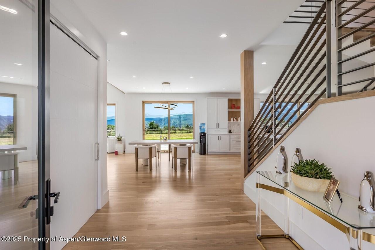 577 Fox Run Dr - Photo 5 of 38