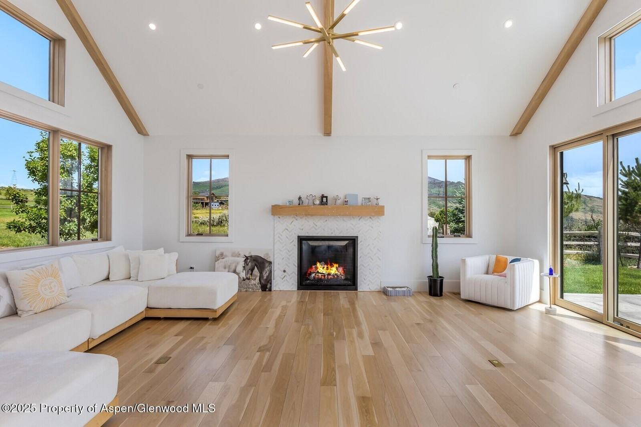 577 Fox Run Dr - Photo 6 of 38