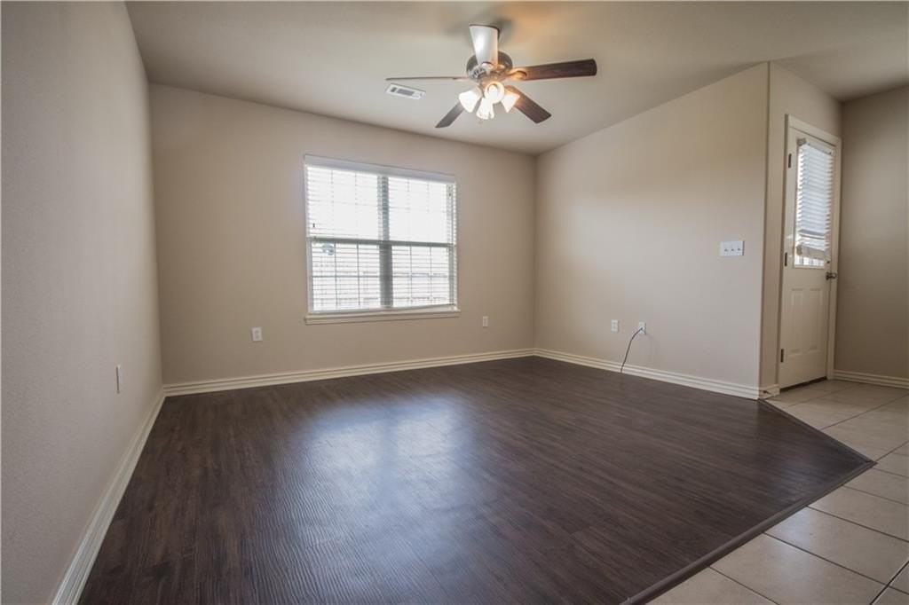 912 Oakwood Ln - Photo 2 of 11