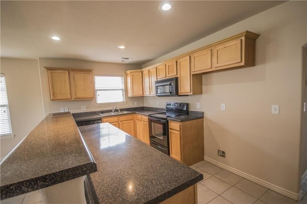 912 Oakwood Ln - Photo 3 of 11