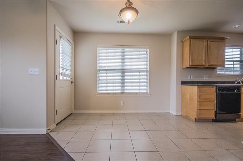 912 Oakwood Ln - Photo 4 of 11