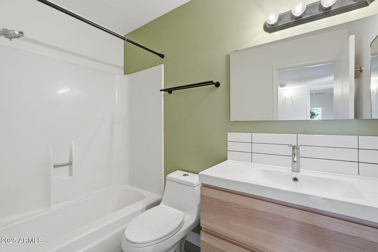 1321 E Townley Ave - Photo 4 of 31