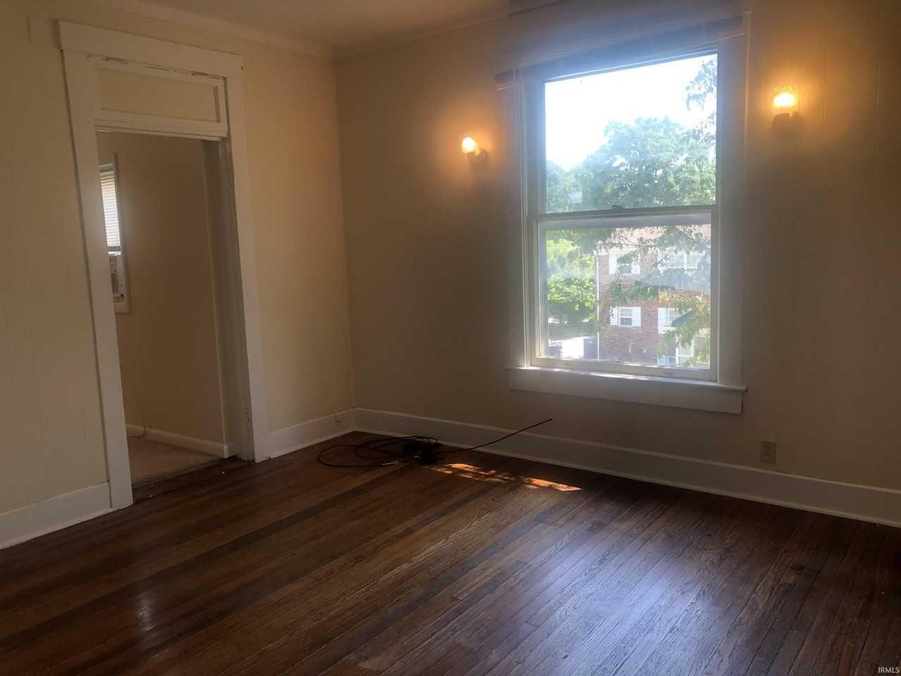 423 S Fess Ave #5 - Photo 5 of 16