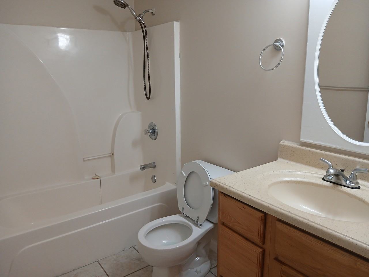 211 N Greenbriar Rd Apt 4 #4 - Photo 6 of 23
