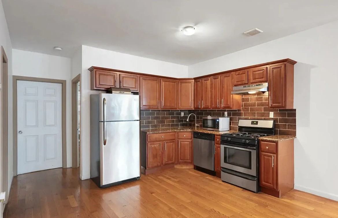 479 Bainbridge St - Photo 2 of 4