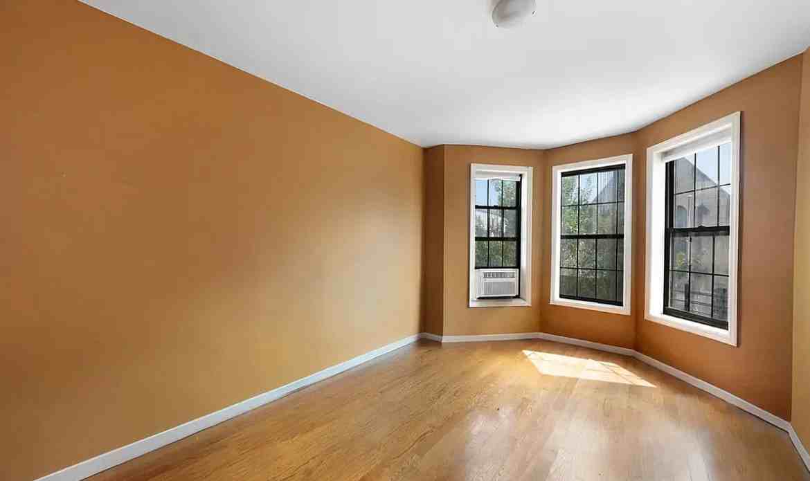 479 Bainbridge St - Photo 4 of 4