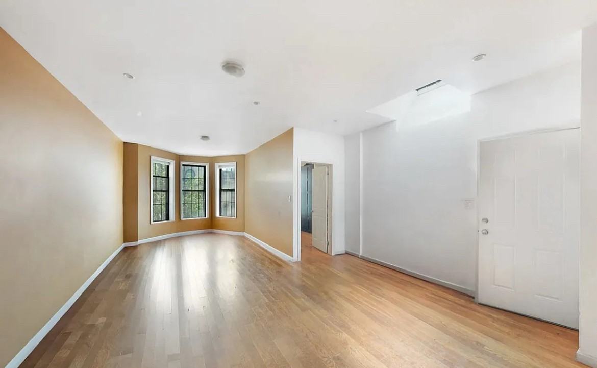 479 Bainbridge St - Photo 3 of 4