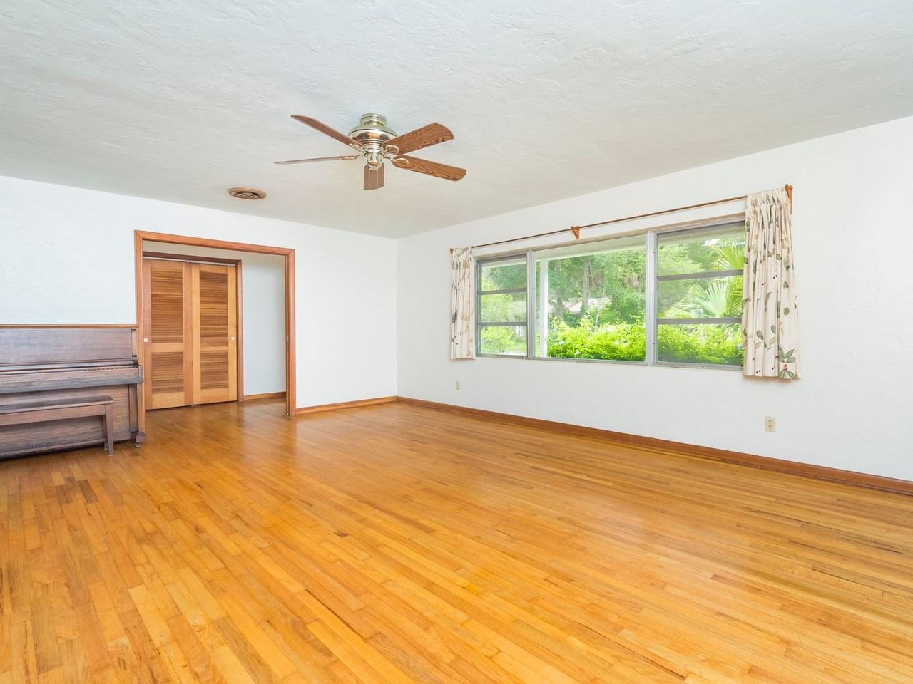 930 Nw 36th Ave - Photo 6 of 25