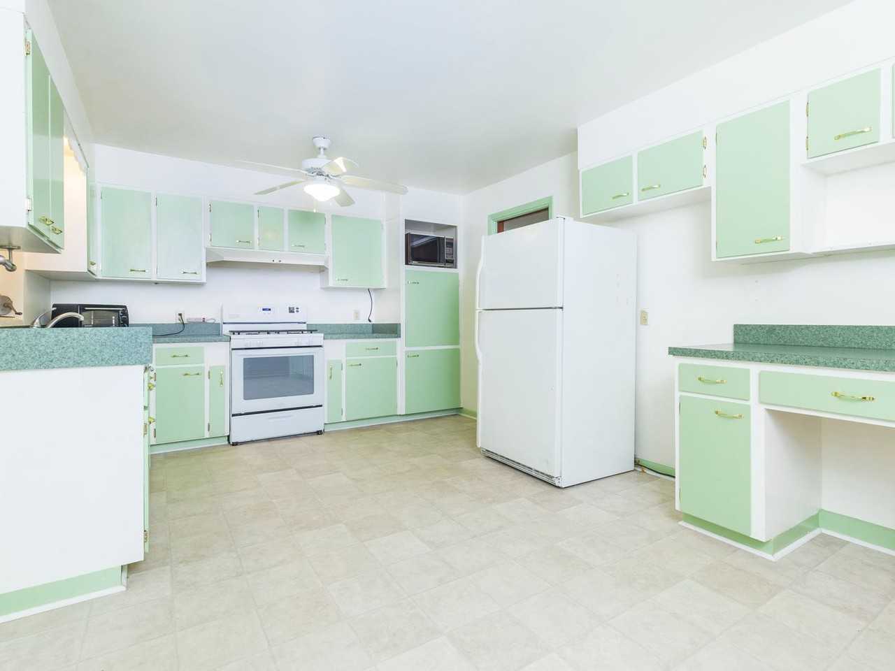 930 Nw 36th Ave - Photo 7 of 21