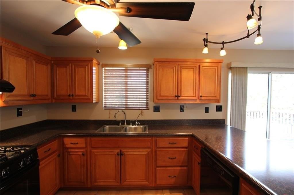 1825 Skyline Dr - Photo 2 of 33