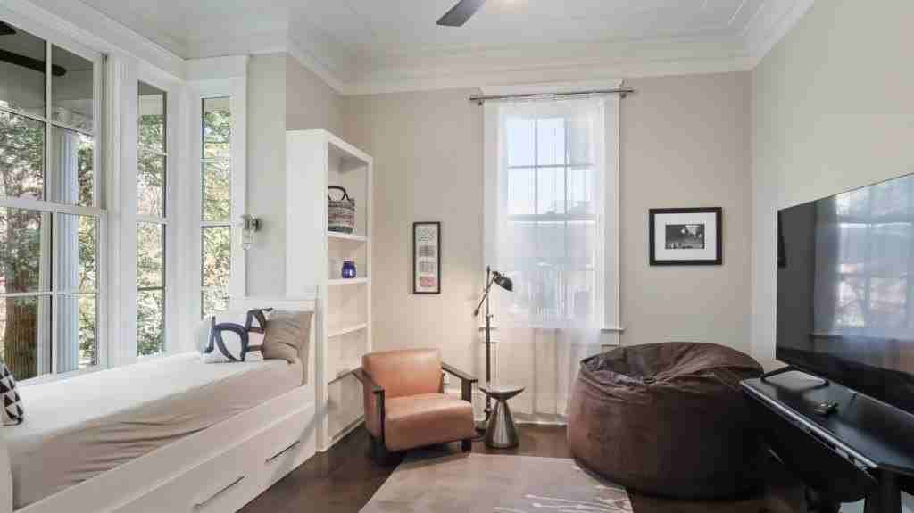 1013 Euclid Ave Ne - Photo 3 of 30