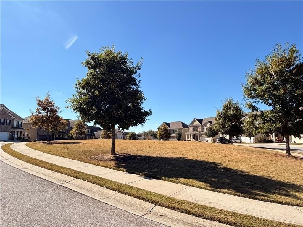 235 Broadmoor Dr - Photo 5 of 13