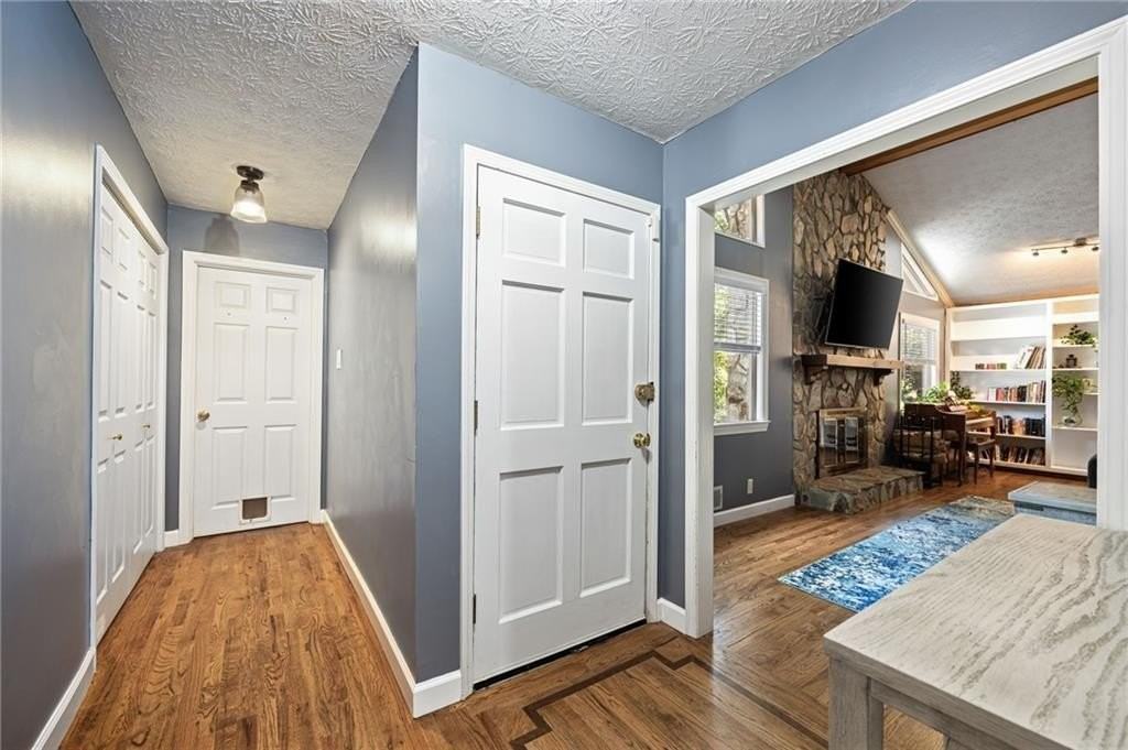 2076 Lake Ridge Ter - Photo 4 of 25