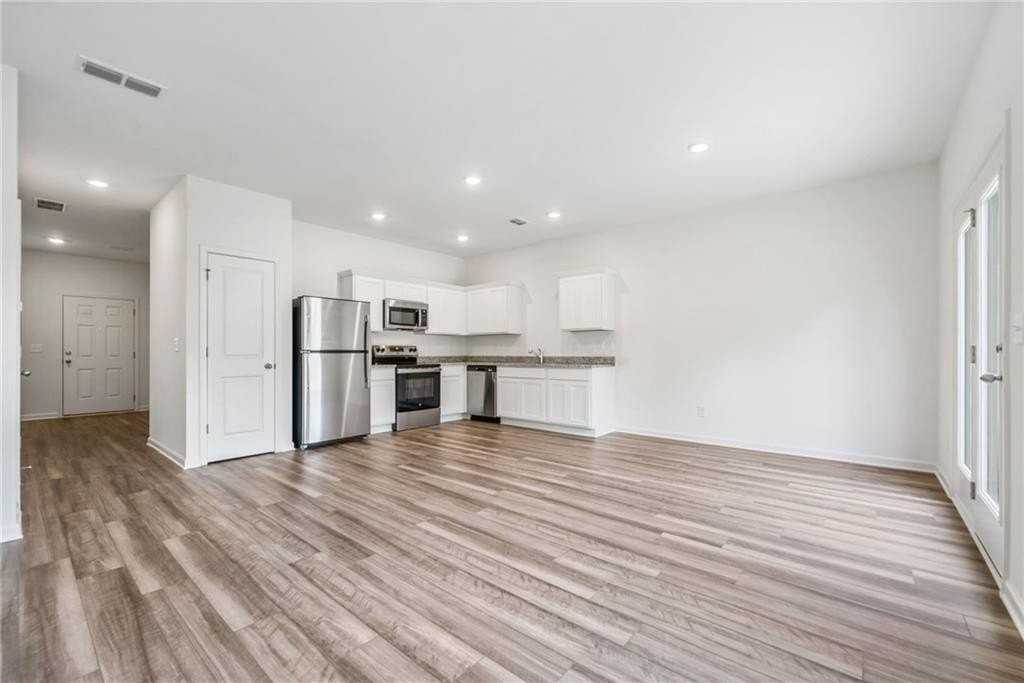 106 Saginaw Ct - Photo 7 of 41