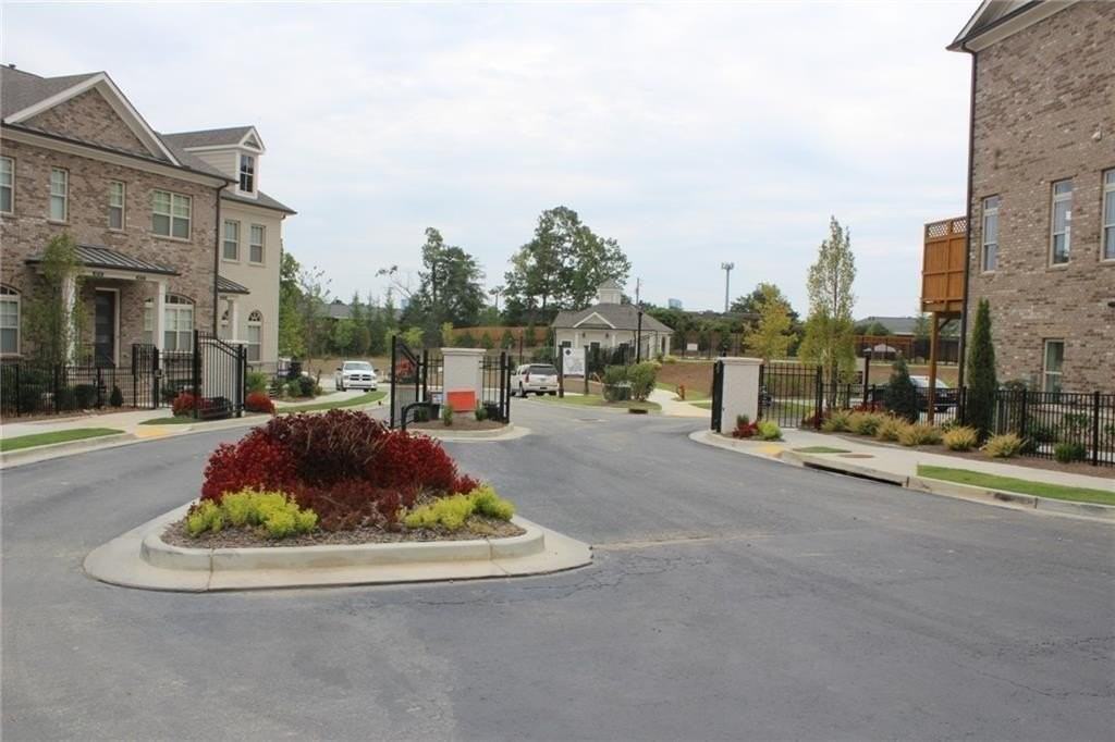 4761 Roswell Rd - Photo 2 of 17