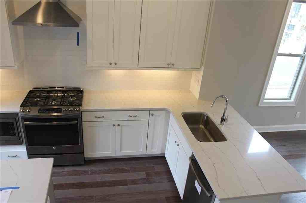 4761 Roswell Rd - Photo 3 of 17