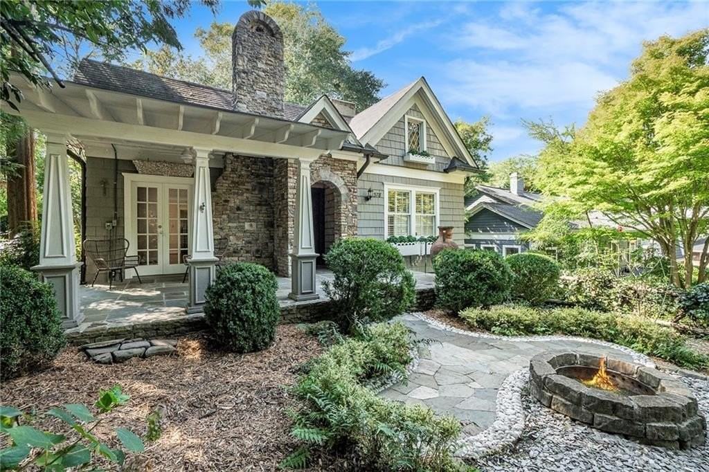 2378 Glenwood Dr Ne - Photo 2 of 25