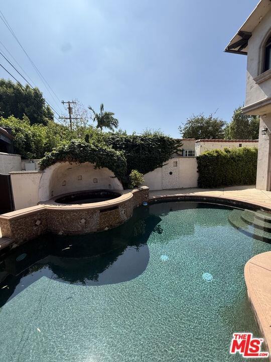 458 N Flores St - Photo 3 of 8