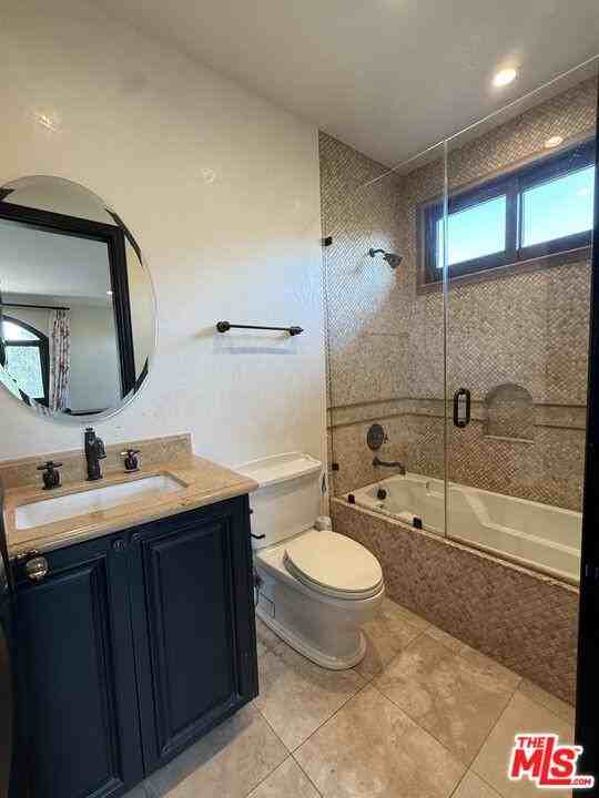 458 N Flores St - Photo 6 of 8