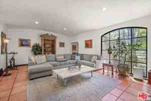 featured image of 6119 Del Valle Dr