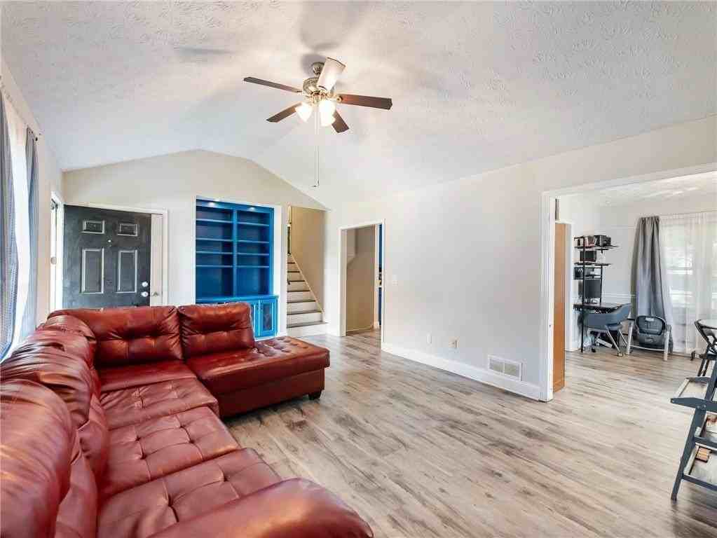 443 Rhett Dr - Photo 4 of 28