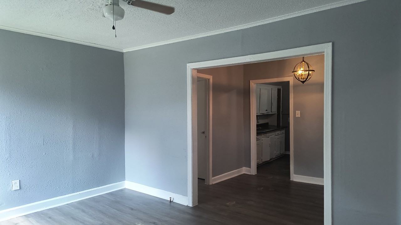 3007 S Poplar St #3007 - Photo 3 of 12