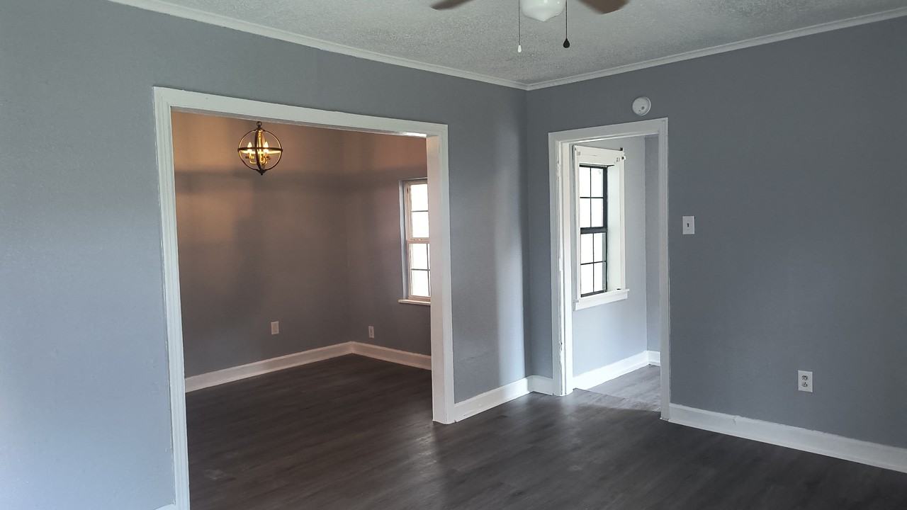 3007 S Poplar St #3007 - Photo 4 of 12