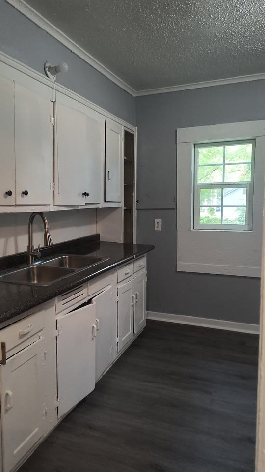 3007 S Poplar St #3007 - Photo 5 of 12