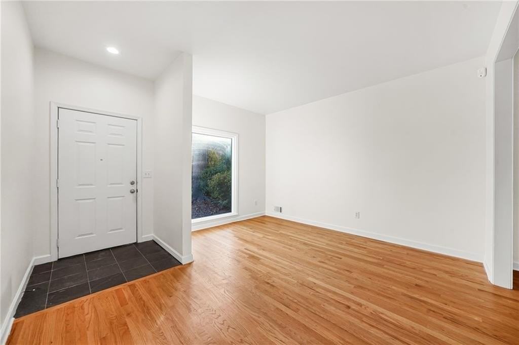 1086 Pine Grove Ave Ne - Photo 3 of 33