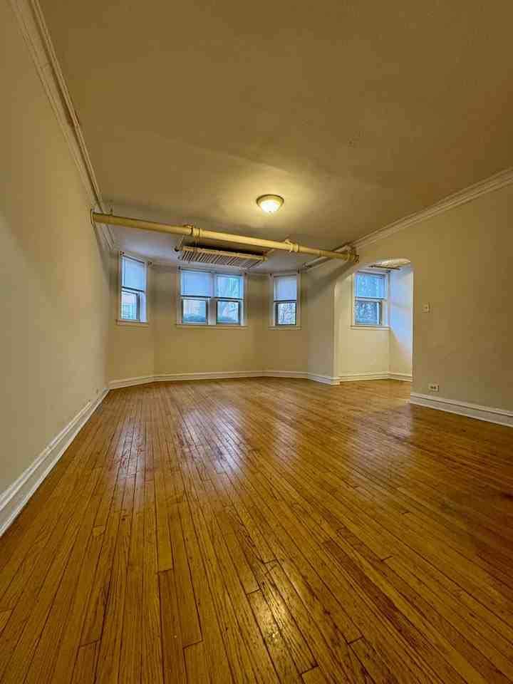 7449 N Claremont Ave